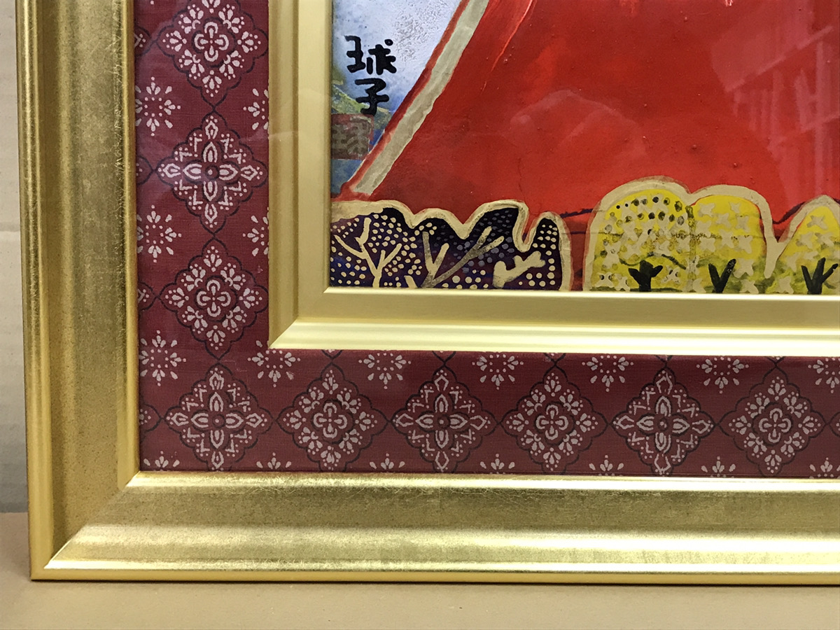 岡村多聞堂の額は金色の縁と更紗裂の落ち着いたデザイン