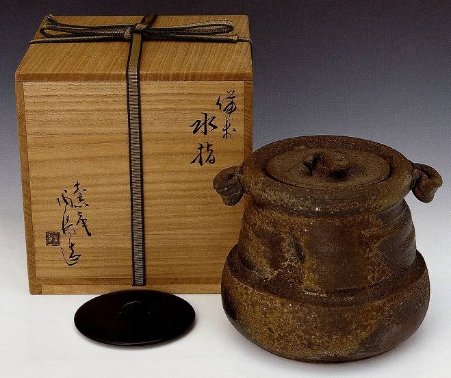 <span class="tw-text-xs tw-font-semibold">金重陶陽</span><span class="tw-text-sm tw-font-semibold">「備前水指」</span>