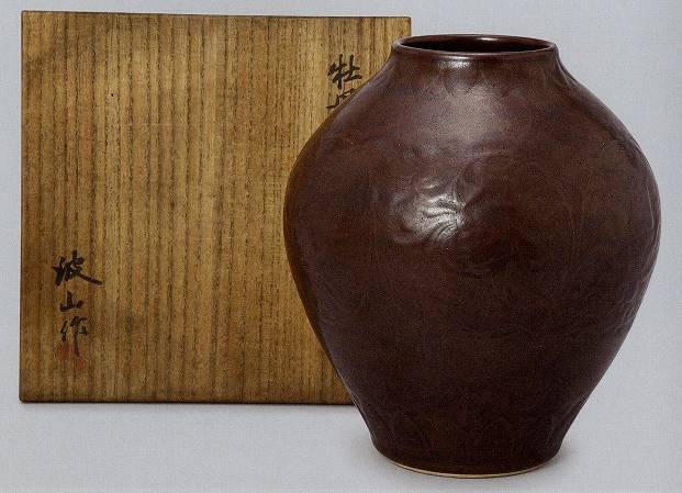<span class="tw-text-xs tw-font-semibold">板谷波山</span><span class="tw-text-sm tw-font-semibold">「牡丹文茶釉花瓶」</span>