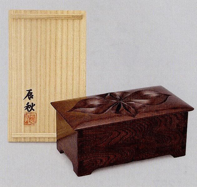 <span class="tw-text-xs tw-font-semibold">黒田辰秋</span><span class="tw-text-sm tw-font-semibold">「拭漆欅手筥」</span>