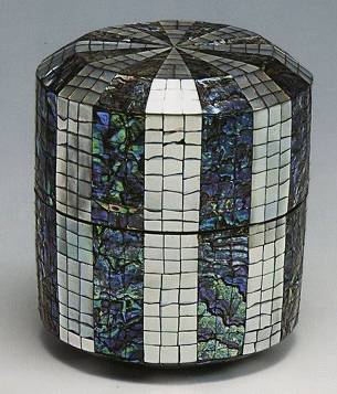 <span class="tw-text-xs tw-font-semibold">黒田辰秋</span><span class="tw-text-sm tw-font-semibold">「耀貝白蝶貝螺鈿吹雪」</span>