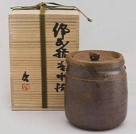<span class="tw-text-xs tw-font-semibold">藤原啓</span><span class="tw-text-sm tw-font-semibold">「備前擂座水指」</span>