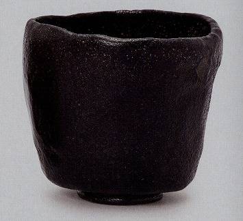 <span class="tw-text-xs tw-font-semibold">本阿弥光悦</span><span class="tw-text-sm tw-font-semibold">「黒茶碗　黒老松」</span>
