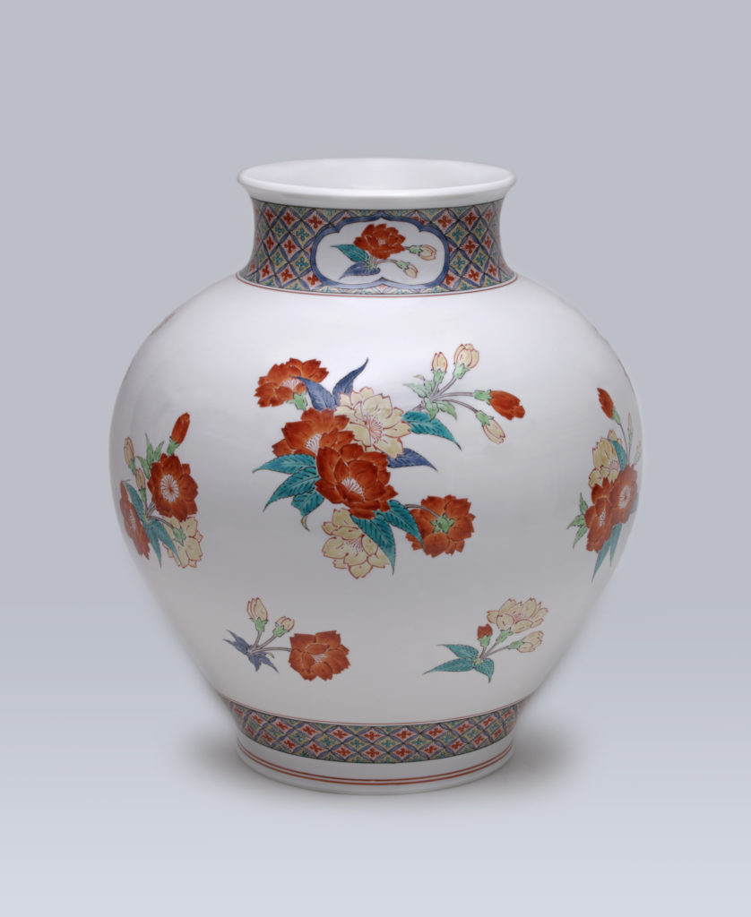 十四代酒井柿右衛門「濁手草花文花瓶」