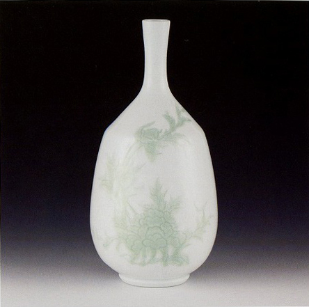 <span class="tw-text-xs tw-font-semibold">井上萬二</span><span class="tw-text-sm tw-font-semibold">「白磁緑釉彫文花瓶」</span>