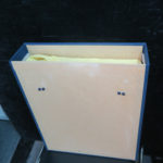 箱の中で動かないよう固定