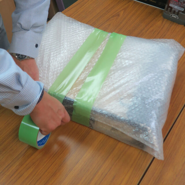 プチプチで巻きテープで固定