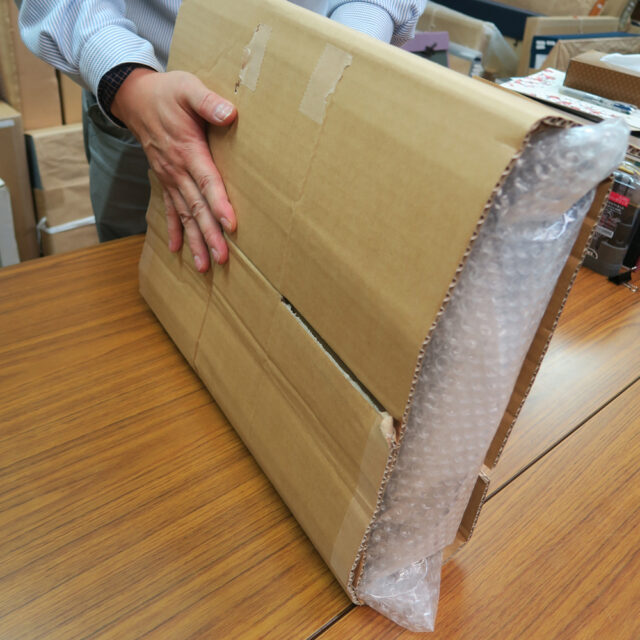 ダンボールを巻く