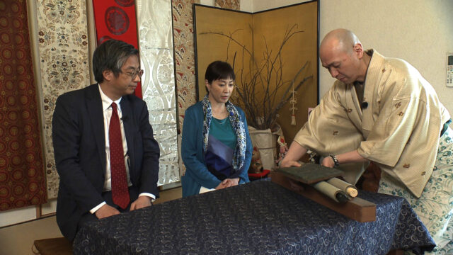 女優 高島礼子さんとともに元質屋さんの蔵を訪ねて現れたのは？