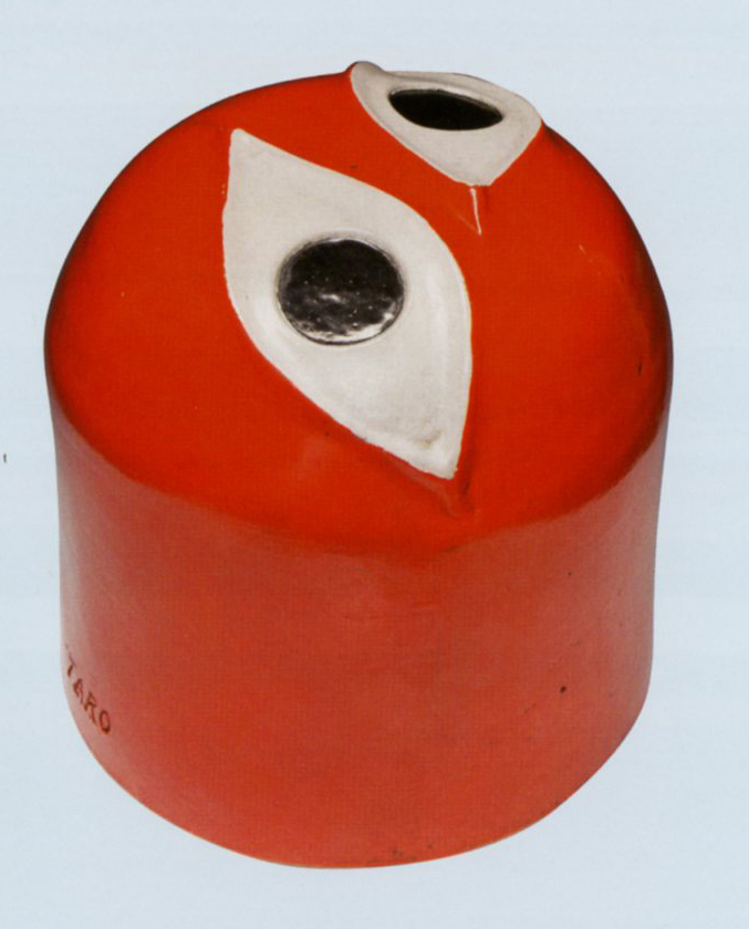 <span class="tw-text-xs tw-font-semibold">岡本太郎</span><span class="tw-text-sm tw-font-semibold">「座ることを拒否する椅子」</span>