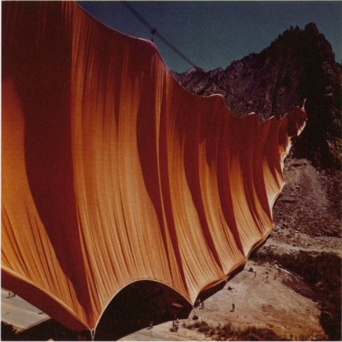 <span class="tw-text-xs tw-font-semibold">クリスト</span><span class="tw-text-sm tw-font-semibold">「Valley Curtain, Rifle, Colorado」</span>
