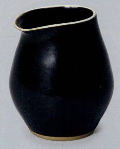 ルーシー・リー「黒釉ミルクピッチャー」