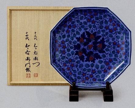 <span class="tw-text-xs tw-font-semibold">今泉今右衛門（初代から十四代）</span><span class="tw-text-sm tw-font-semibold">「色絵吹墨珠樹草花文額皿」</span>