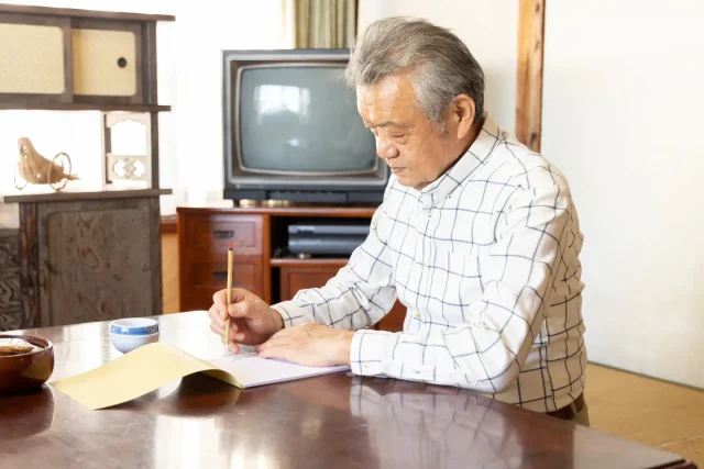 骨董品に関する知識を学ぶ姿