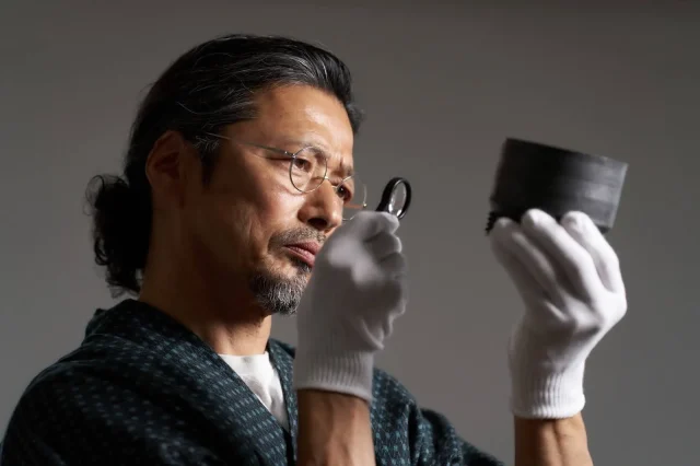 骨董品の査定の様子