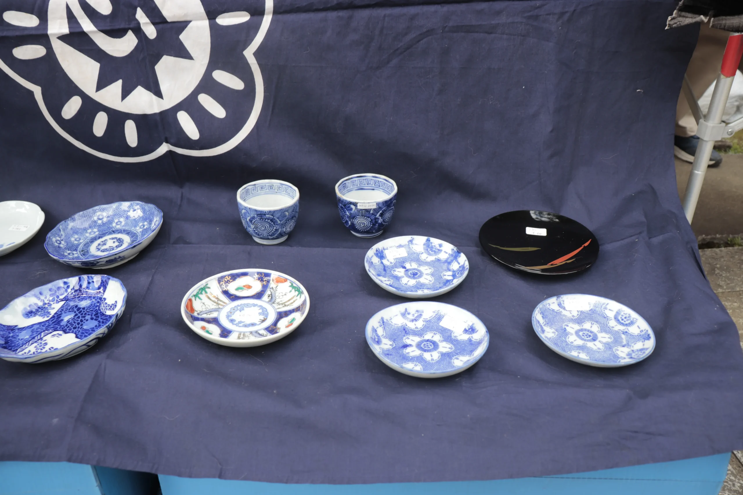 骨董市に行ってみた！骨董品の掘り出し物を探すには？ | 絵画骨董買取