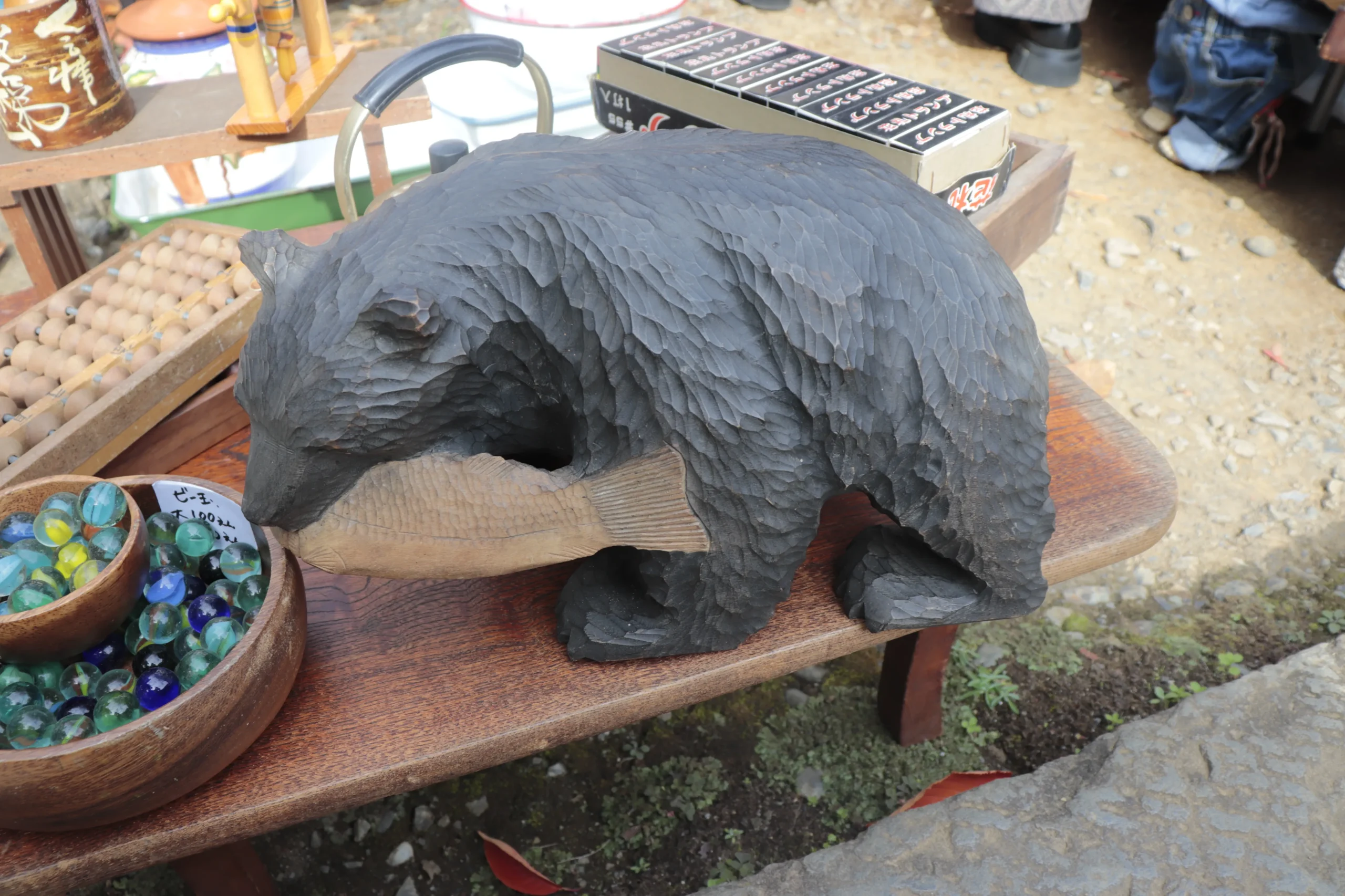 護国寺骨董市で見つけた骨董品の木彫り熊